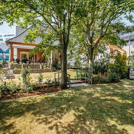 In With Sunny Garden, Cleaning Included *